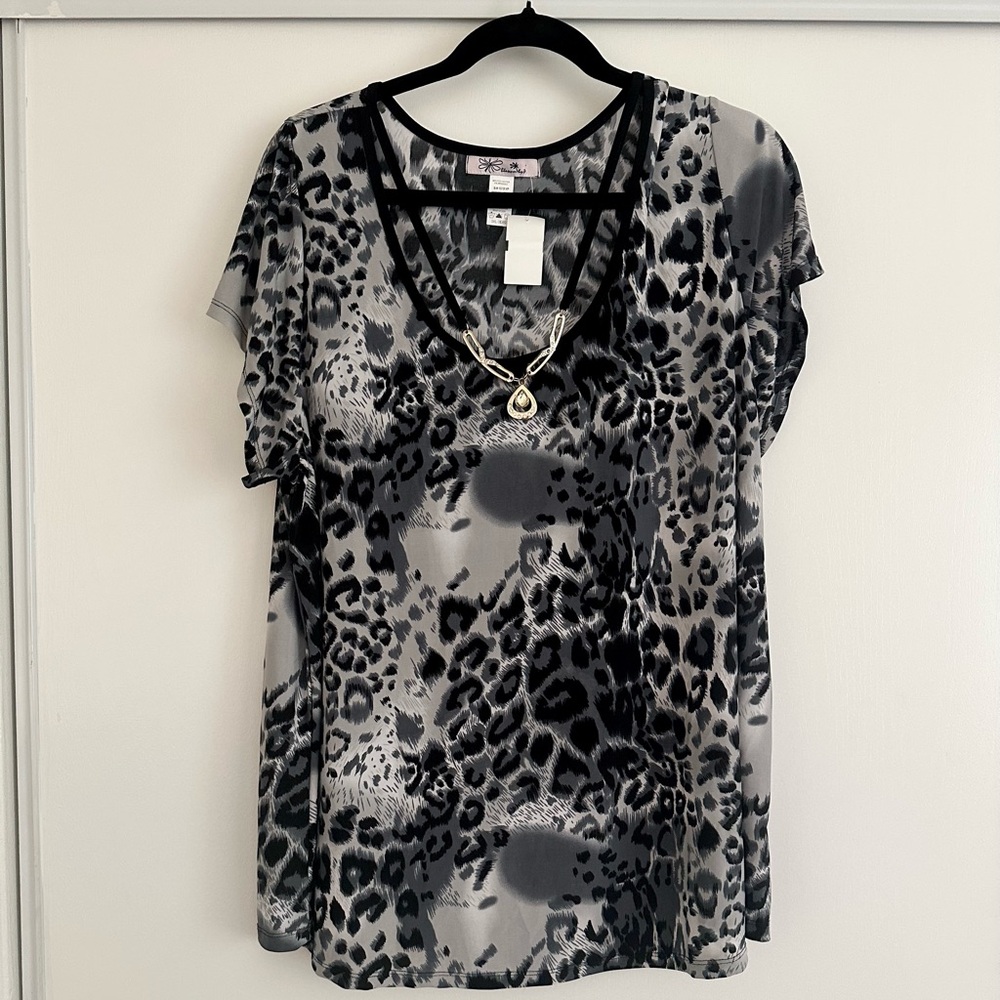 NWT-Women's s/s Leopard Print Top w/Necklace
